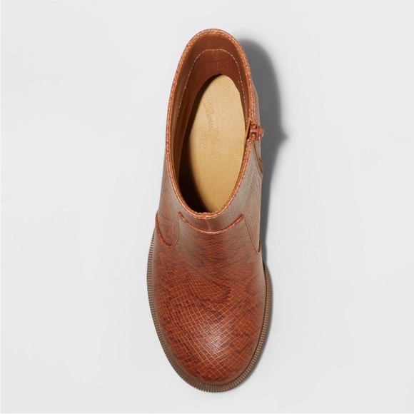 Universal Thread Heeled Boot - Picture 3 of 5